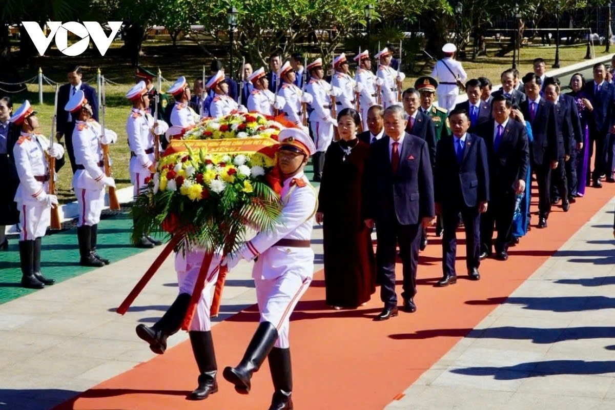Immediately upon arriving in Vientiane, the Vietnamese leader lays a wreath at the Monument to the Unknown Soldiers.