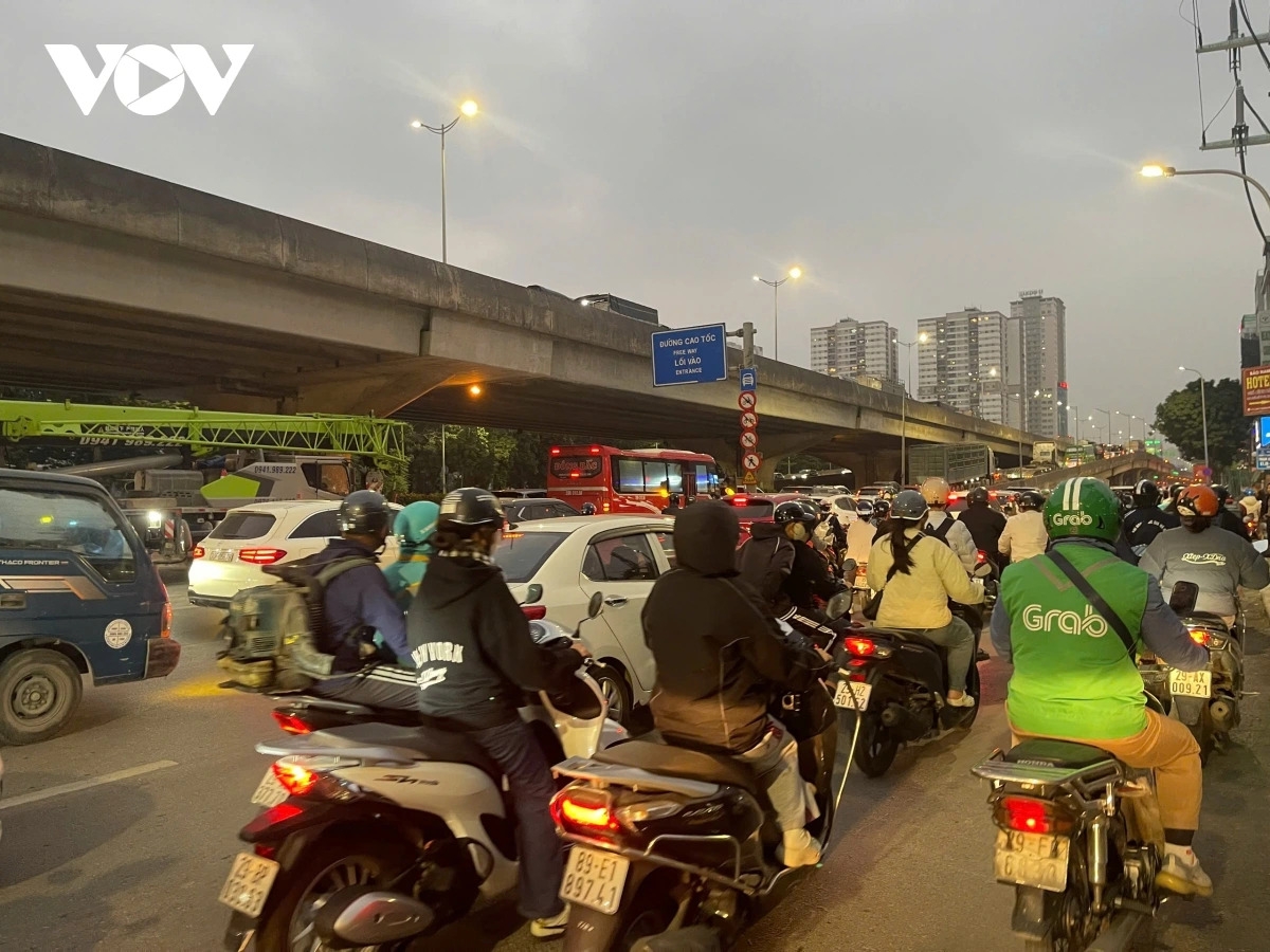 From late afternoon, Pham Hung street, a key artery in Hanoi, begins experiencing localized traffic congestion. Vehicle volumes increase, slowing movement, though motorists are still able to inch through intersections, avoiding prolonged standstills.