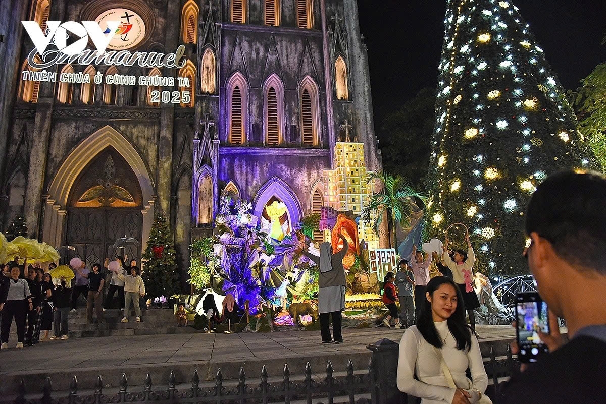 The decorations in front of St. Joseph’s Cathedral have been completed, while nuns and performance groups are rehearsing artistic programs for Christmas Eve.