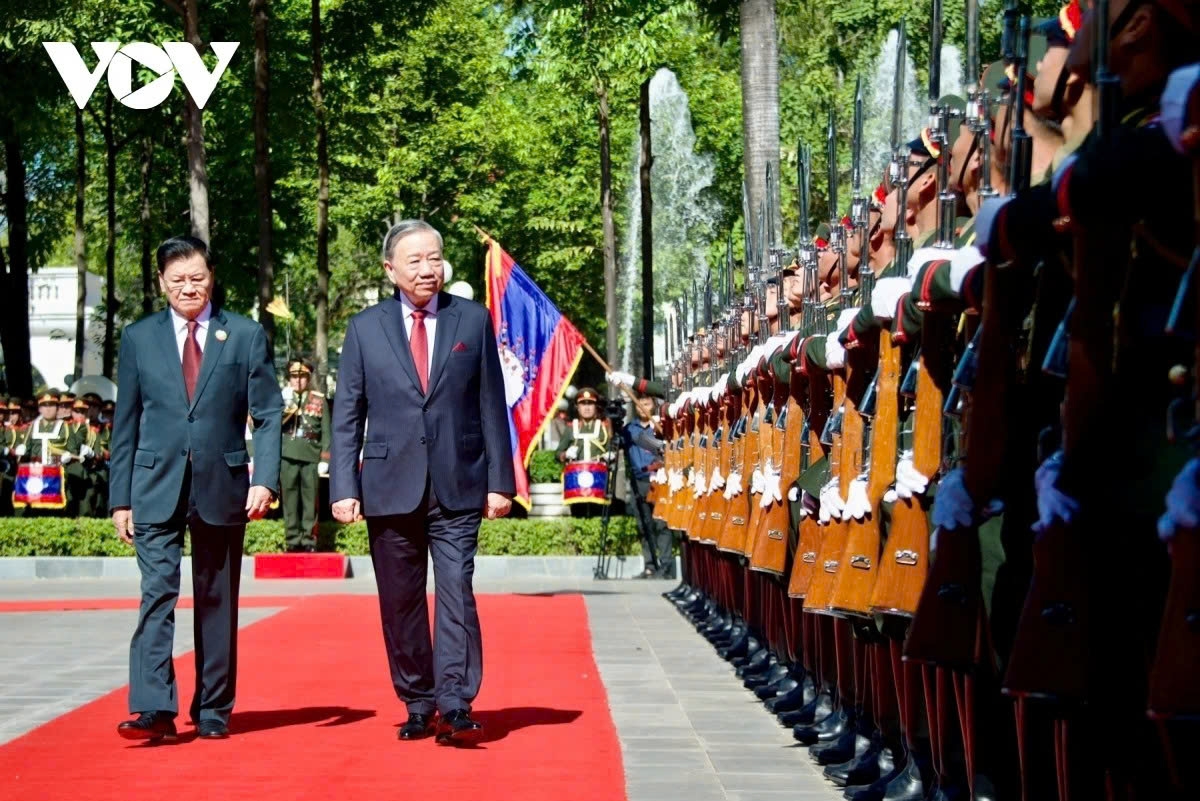 Party General Secretary and President Thongloun Sisoulith of Laos hosts a welcoming ceremony for Party General Secretary To Lam of Vietnam and his entourage in Vientiane on December 1.