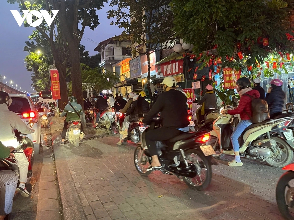 As the late afternoon progresses, Khuat Duy Tien street, particularly the stretch leading to the elevated Ring Road 3, sees increasing traffic volumes. Vehicles move slowly along long queues, creating significant travel difficulties for commuters.