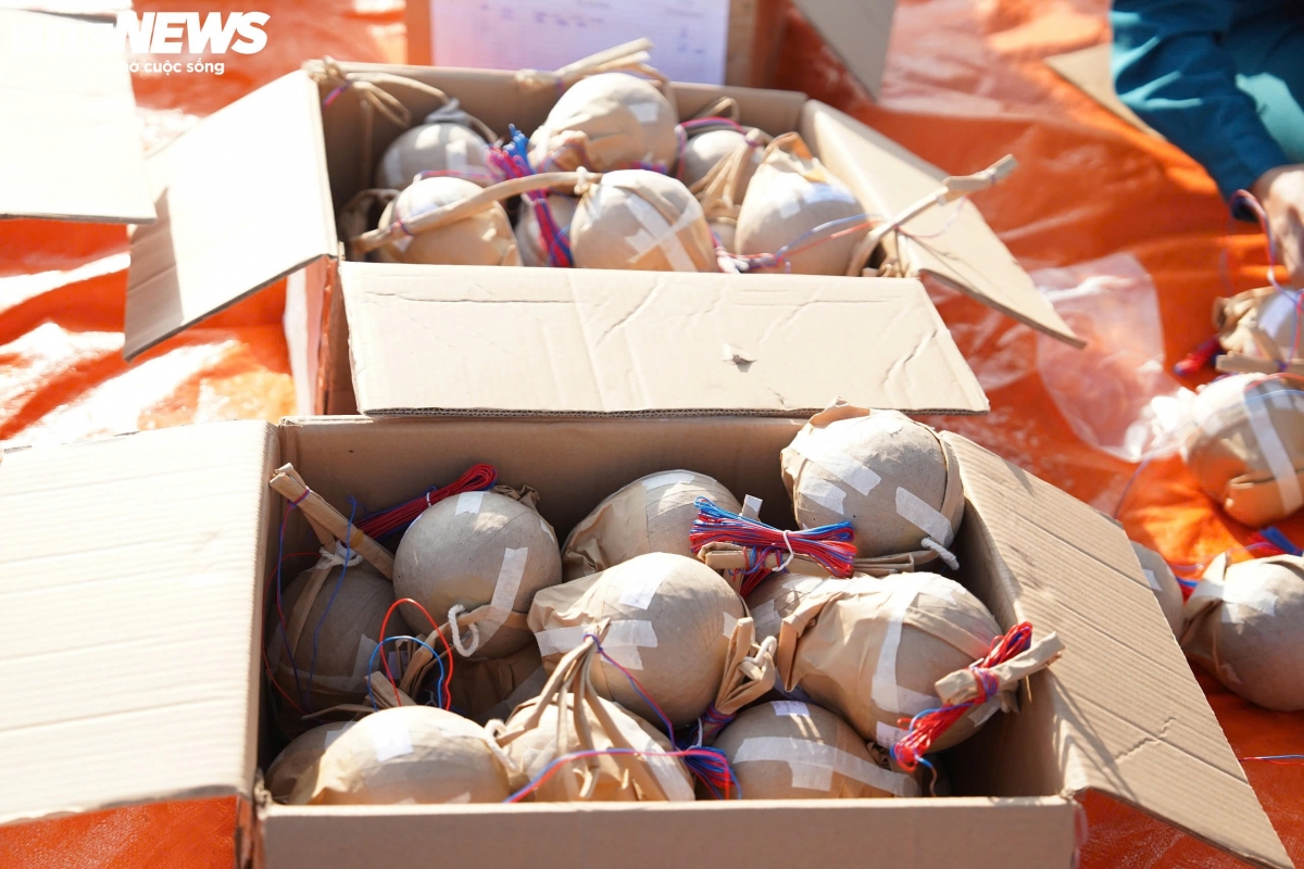 At the two remaining high-altitude fireworks locations in Binh Duong and Vung Tau, each site is expected to launch approximately 500 high-altitude fireworks shells, combined with 60 low-altitude fireworks rigs.