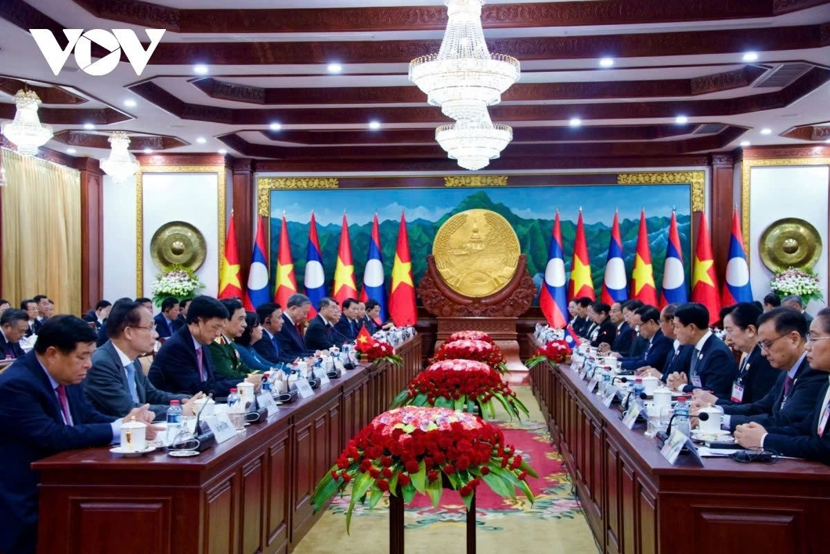 During their talks, both Party leaders agree to further deepen Vietnam – Laos relations by adding a new dimension: ‘Great friendship, special solidarity, comprehensive cooperation, strategic connectivity.’ They also pledge to strengthen connectivity in infrastructure, economy, finance, and tourism, and to strive to achieve a trade growth target of US$5 billion in the near future.