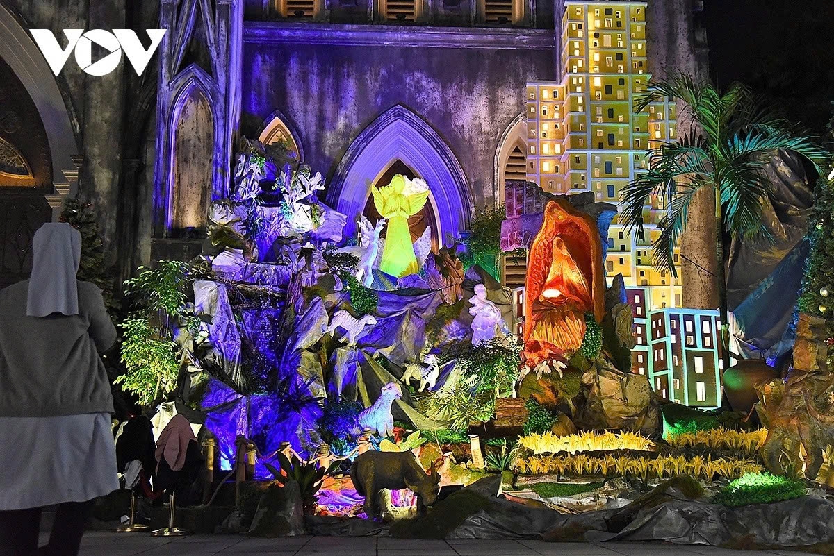 In the evenings, crowds gather around the cathedral to admire the decorations, take photos and enjoy the festive ambience.