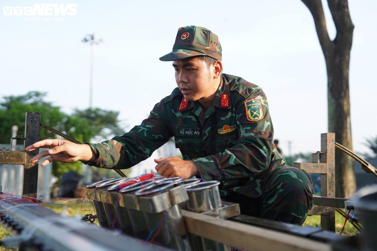 The three low-altitude fireworks displays welcoming the New Year 2026 will be held at Dam Sen Cultural Park in Binh Thoi ward, the Saigon Marina IFC Tower in Sai Gon ward, and the Kim Long Villa area near Rach Dia Bridge in Nha Be commune. At each location, organisers have arranged approximately 90 low-altitude fireworks rigs.