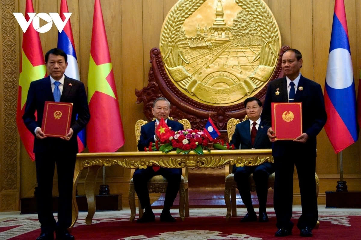 After the talks, the two Party leaders witness the signing ceremony of 12 important cooperation documents between ministries, sectors, localities, and relevant agencies of the two countries in key areas, including defence, security, health, justice, education and training, finance and banking, and strategic infrastructure.