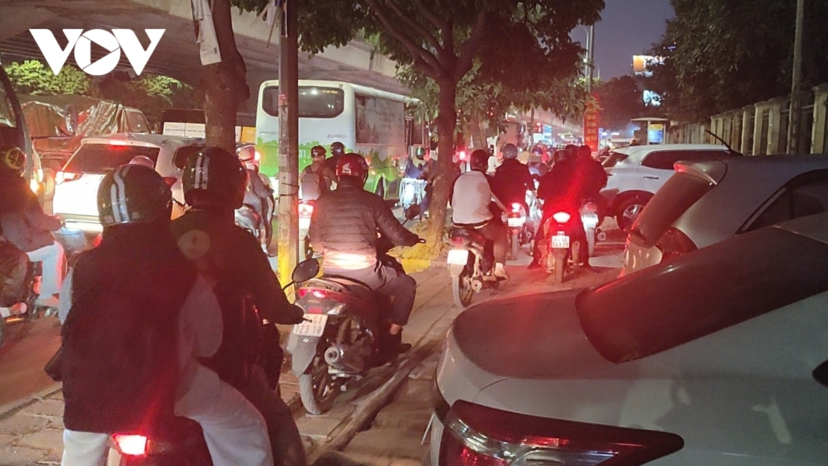 The sudden surge in traffic has thrown the area into chaos, with vehicles weaving and jostling for space meter by meter, making movement extremely difficult and raising safety concerns.