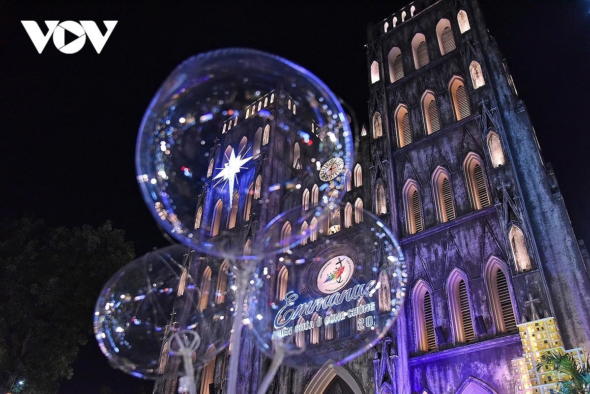 The lively scene reflects the growing appeal of Christmas celebrations in Hanoi, not only as a religious event but also as a cultural and tourism highlight during the year-end holiday season.