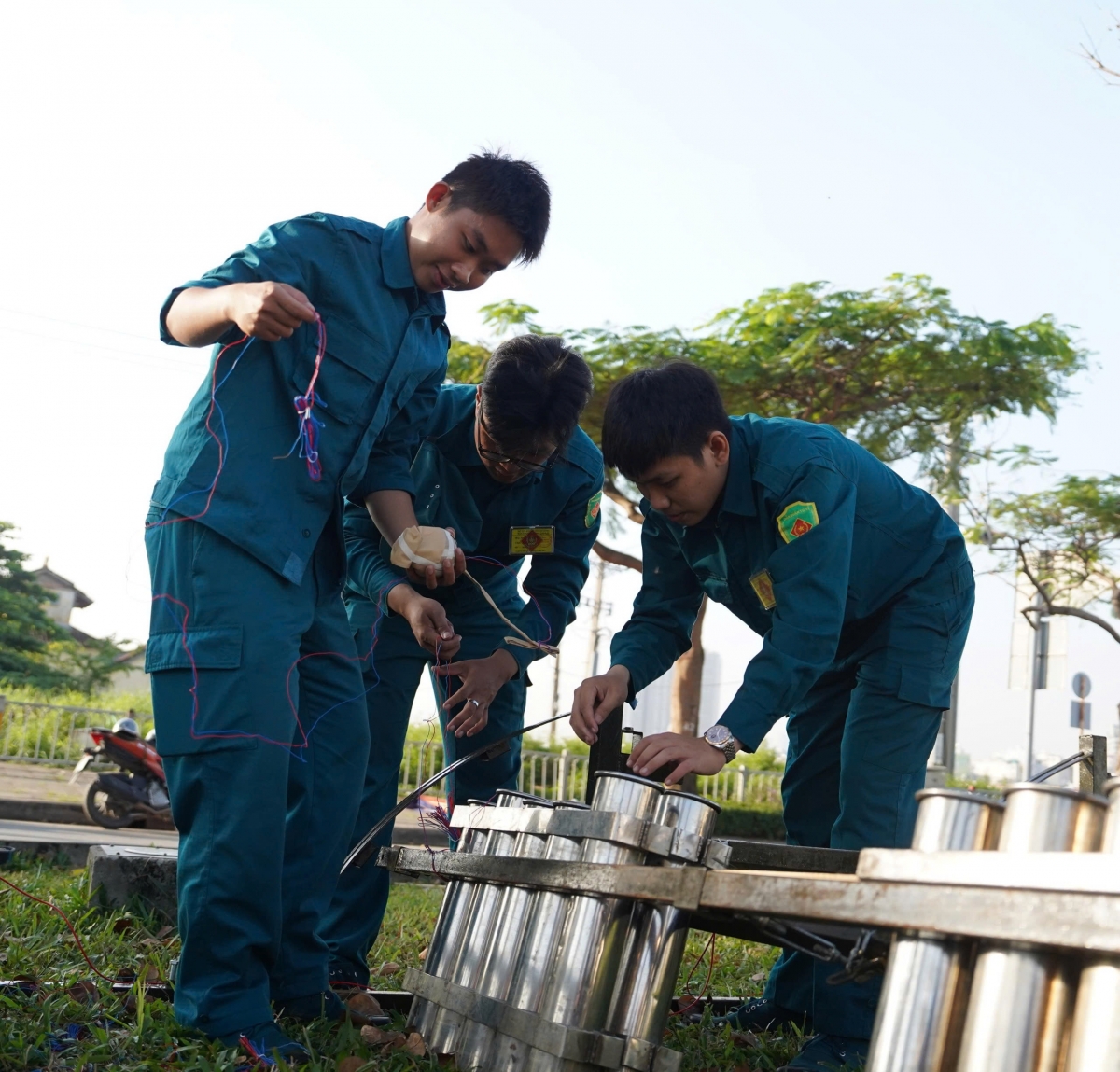 On December 31, all installation work at the fireworks launch site in the park above the Saigon River Tunnel has been completed, with all fireworks rigs firmly secured and fully ready for the New Year countdown.