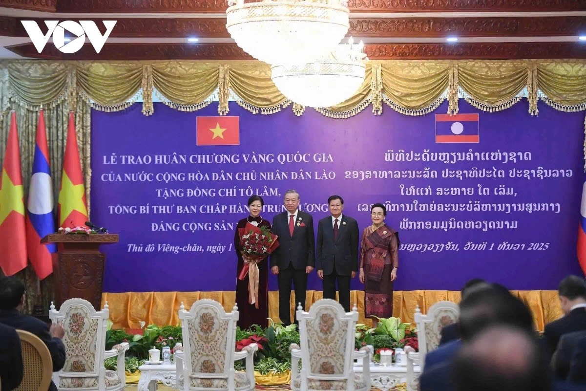 General Secretary and President of Laos Thongloun Sisoulith awards the National Gold Order, the highest distinction of Laos to General Secretary, in recognition of his contributions to fostering the great friendship, special solidarity, and comprehensive cooperation between Vietnam and Laos.