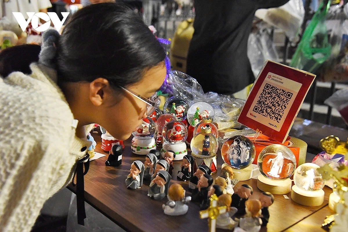 Many families visit the area around the cathedral to shop for Christmas tree decorations and accessories for Christmas Eve.