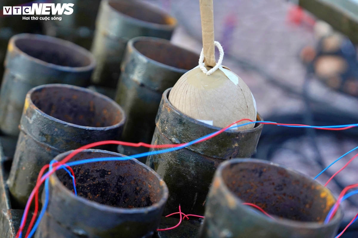 A representative of the technical unit says that this year’s fireworks launch site in An Khanh ward has been reinforced with a larger number of low-altitude fireworks compared to previous years. Notably, the programme features a special fireworks rack, comprising 100 large-caliber shells to serve as a highlight of the entire display.