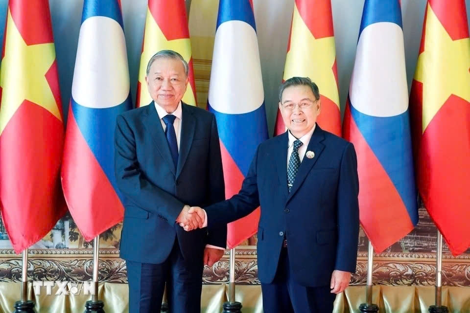Meeting with Lao National Assembly President Saysomphone Phomvihane, General Secretary To Lam proposed measures to strengthen relations between the two parliaments, particularly in improving institutional and legal frameworks, exercising supreme oversight, and deciding on key national issues. The Lao legislator affirms that he will closely coordinate with the National Assembly of Vietnam to effectively implement oversight of high-level agreements and cooperation treaties, especially major economic projects between the two countries. (Photo: VNA)