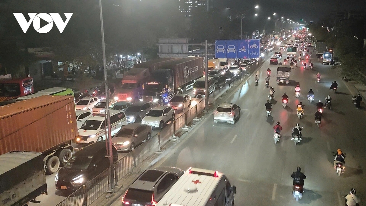 As the New Year 2026 holiday lasts four days, many residents take advantage of the late afternoon to leave the city for their hometowns or travel, leading to a sharp increase in traffic on key arterial and gateway roads.