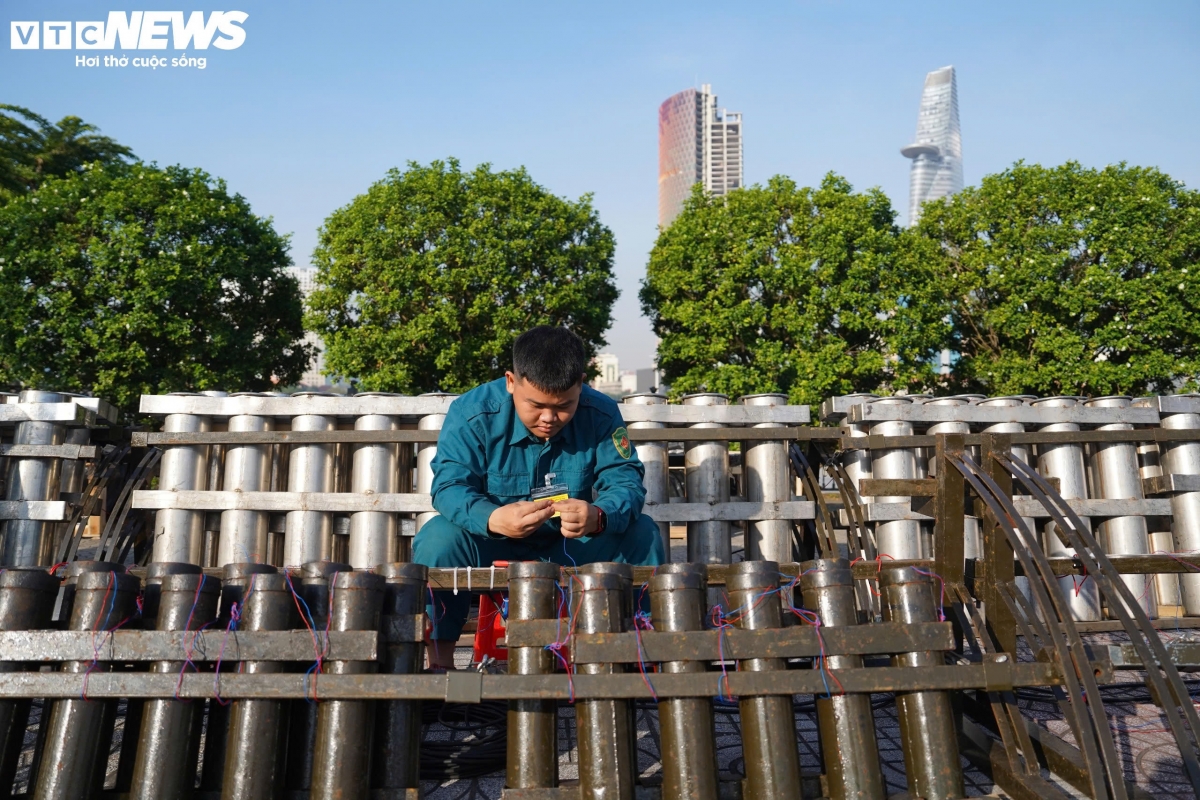 In addition, the programme incorporates a wide range of pyrotechnic racks illustrating visual effects inspired by rice sheaves, rhododendron blossoms and laurel trees. Several fireworks racks are arranged in coordinated green-toned colour blocks along both sides and the central area, combined with a paper-tube launcher system of approximately 300 tubes, creating a distinctive technical and visual highlight of the display.