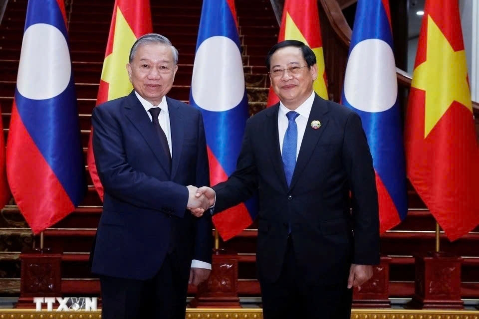 At another meeting Lao Prime Minister Sonexay Siphandone, General Secretary To Lam proposes that the two countries continue to strengthen political trust, maintain exchange of delegations, and hold high-level contacts through all channels. Both sides also need to promote practical and more effective economic cooperation and continue implementing key cooperation projects.