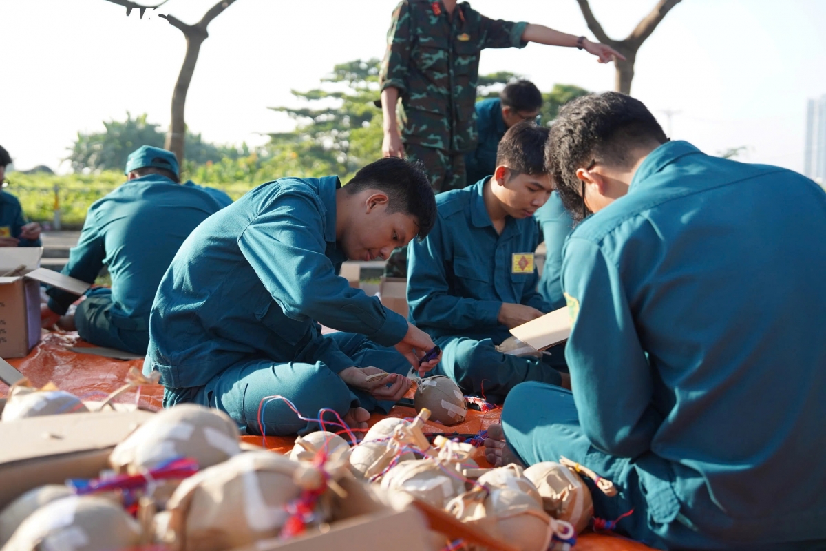 Compared with previous editions, this year’s fireworks display features brighter, sharper colour effects and a noticeably reduced level of smoke. In terms of design, the programme continues to present familiar shapes such as hearts, Mickey Mouse silhouettes, red chrysanthemums and blue chrysanthemums. New elements include the introduction of rice-sheaf, laurel and rhododendron formations – the visual effects to be deployed at this launch site for the first time.