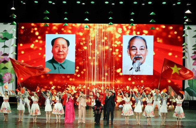 A performance praising the Vietnam-China neighborly friendship and conveying a message of positive prospects for bilateral relations (Photo: VNA)