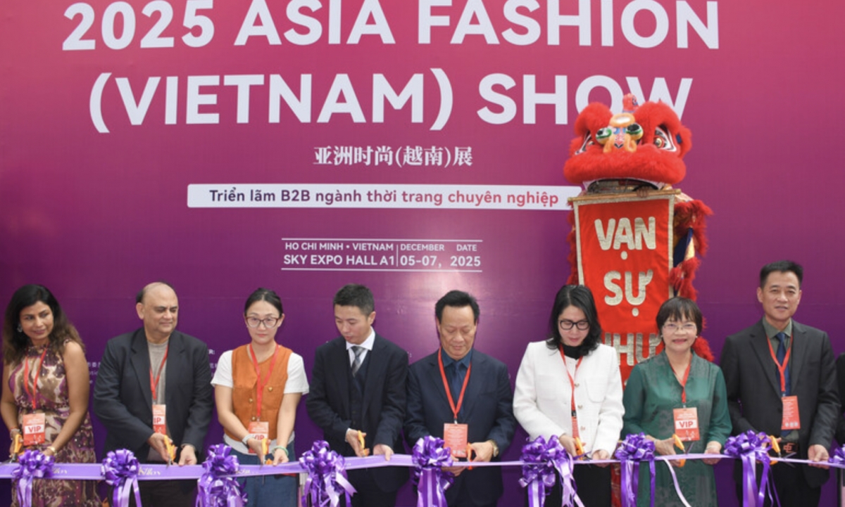 Delegates cut the ribbon to open the Asia Fashion Show 2025 in Ho Chi Minh City on December 5 (Photo: Minh Khue)