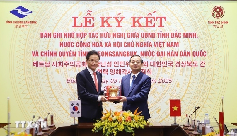 Chairman of the Bac Ninh People’s Committee Pham Hoang Son (R) presents a symbol of bronze drum to Governor Lee Cheol-woo of Gyeongsangbuk-do (Photo: VNA)