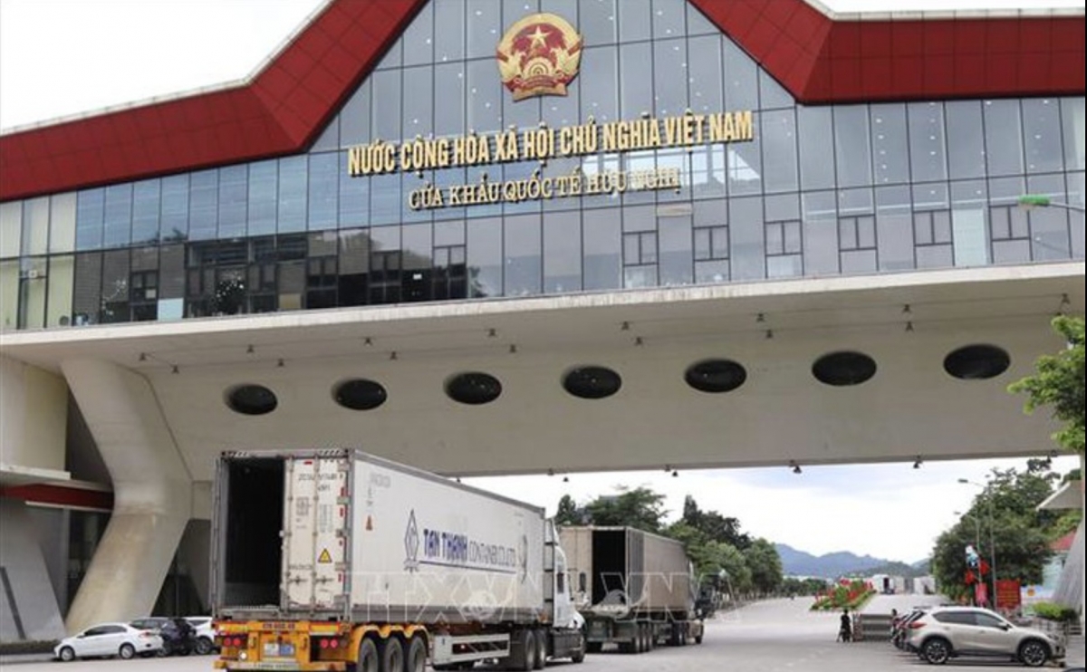 Cargo trucks line up at the Huu Nghi international border gate between Vietnam and China (Photo: VNA)