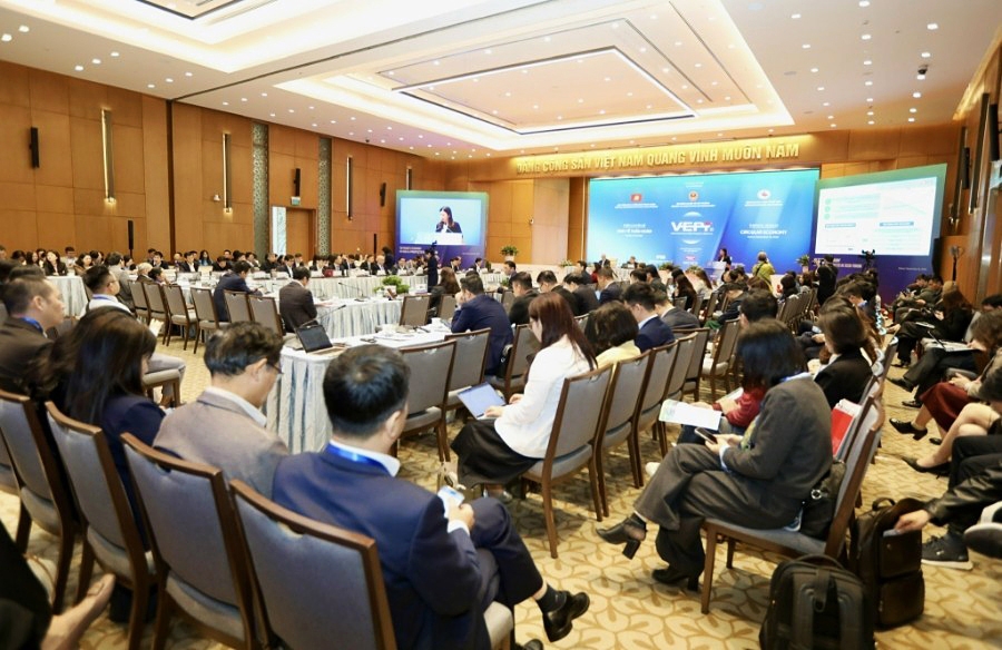 Delegates share views at a thematic session on the circular economy and green transformation as part of the Vietnam Economic Forum in 2025 and Prospects in 2026 Forum, held in Hanoi on December 16. (Photo: MoF)