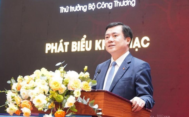 Deputy Minister of Industry and Trade Nguyen Sinh Nhat Tan speaks at the event
(Photo: congthuong.vn)