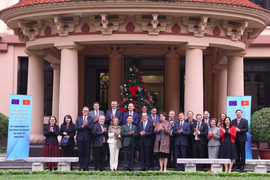 Deputy Prime Minister Tran Hong Ha meets with ambassadors and chargés d’affaires of the European Union (EU) in Vietnam on December 16. (Photo: VNA)