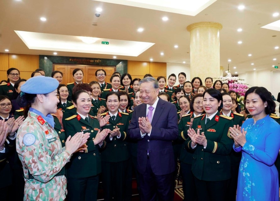 Party General Secretary To Lam (C) meets with outstanding delegates to the eighth congress of military women for the 2025–2030 tenure. (Photo: VNA)