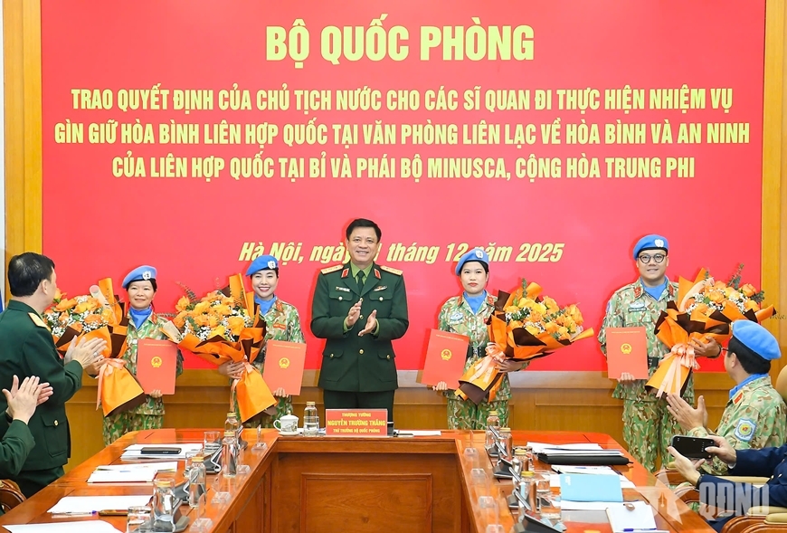 Senior Lieutenant General Nguyen Truong Thang, Deputy Minister of National Defence,  and the four new officers deployed to UN peacekeeping missions this time. (Photo: PANO)