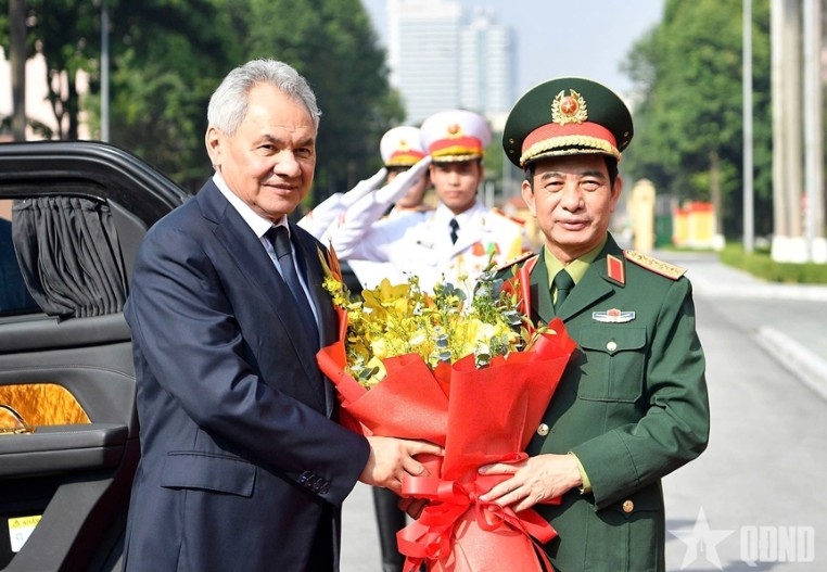General Phan Van Giang welcomes Russian Security Council Secretary Sergei Shoigu (Photo: qdnd.vn)