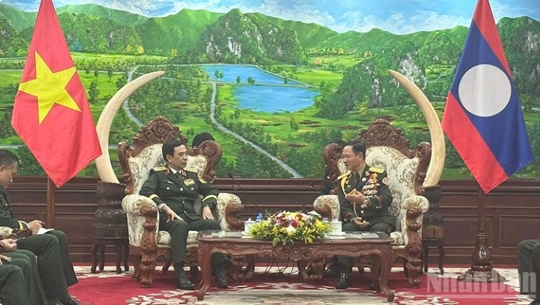 General Phan Van Giang meets with Lao Sen. Lieut. Gen Khamliang Outhakaysone (Photo:nhandan.vn)