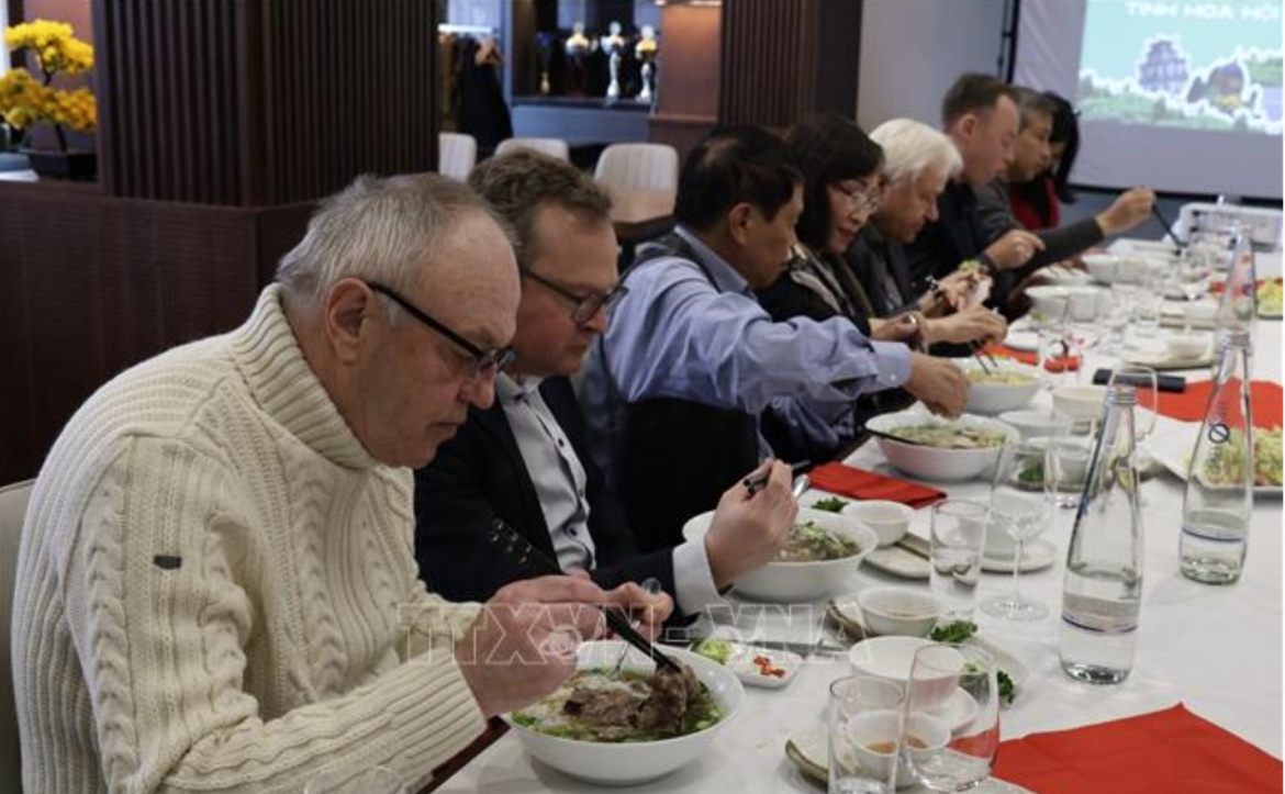 German friends enjoy Vietnamese Phở (Photo: VNA)