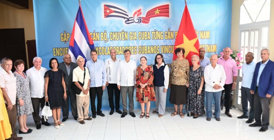 Vietnamese Ambassador to Cuba Le Quang Long (10th from right) and Cuban friends (Photo: VNA)