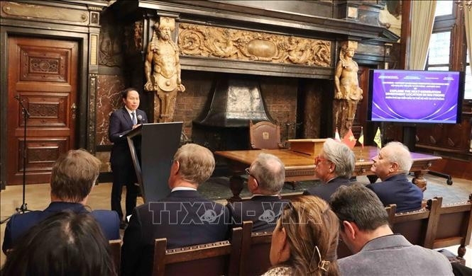 Secretary of the Hai Phong Party Committee Le Tien Chau speaks at the seminar on exploring new-generation investment destinations in the port city. (Photo: VNA)