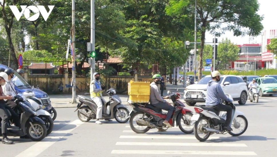 Despite clearly marked road lines, many vehicles still stop improperly, even directly under the “watchful eyes” of the camera surveillance system.