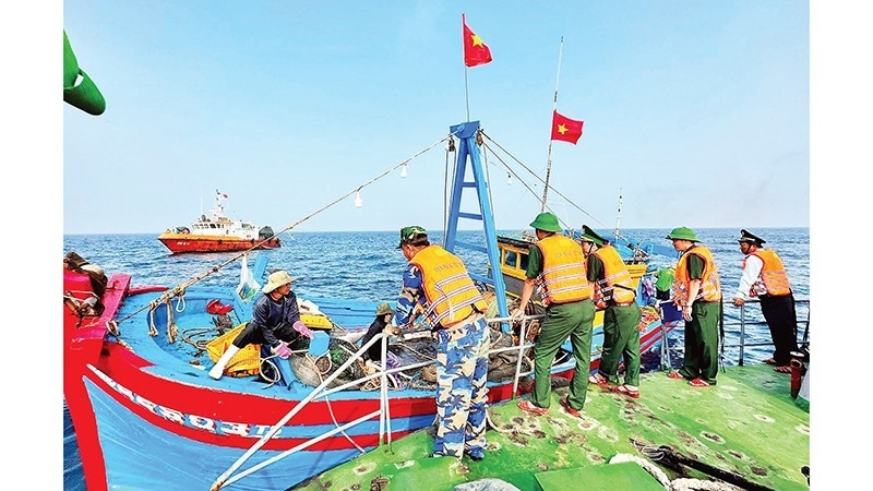 Quang Ngai border guard forces conduct regular sea patrols, strictly handle IUU fishing violations. (Photo: nhandan.vn)