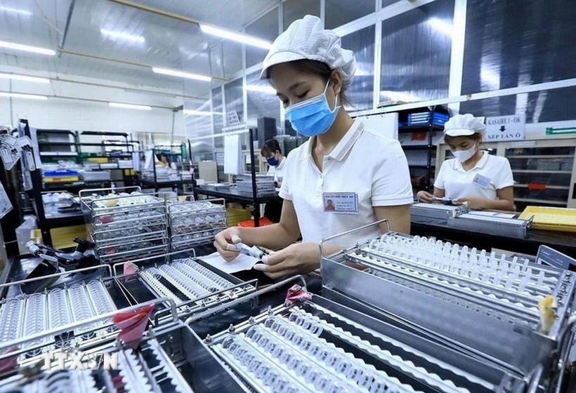 Labourers are working at a foreign-invested company (Photo: VNA)