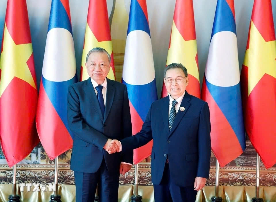 General Secretary of the Communist Party of Vietnam To Lam (L) meets with Lao National Assembly President Saysomphone Phomvihane in Vientiane on December during the former's State visit to Laos. (Photo: VNA)