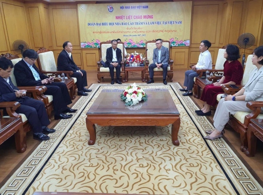 During the working session between President of the Lao Journalists’ Association (LJA) Savanhkhone Razmountry and Editor-in-Chief of Nhan Dan (People) newspaper and VJA Chairman Le Quoc Minh in Hanoi on December 8, 2025 (Photo: VNA)