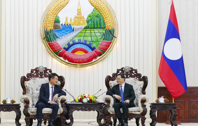 Lao Prime Minister Sonexay Siphandone (R) hosts a reception for Prosecutor General of the Supreme People’s Procuracy of Vietnam Nguyen Huy Tien. (Photo: VNA)