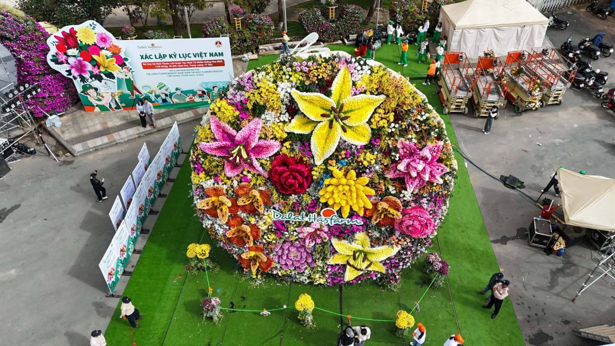 Giant flower bouquet displayed in central Da Lat for free public viewing (Photo: tcdulichtphcm.vn)