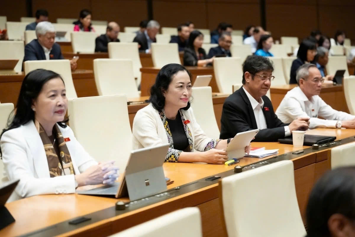 Lawmakers press the button to pass the Law on State of Emergency during the plenary session on December 3