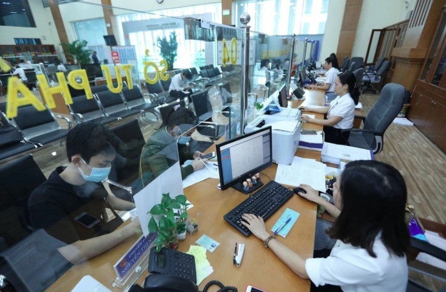 At the Bac Ninh provincial public administration service centre (Photo: VNA)