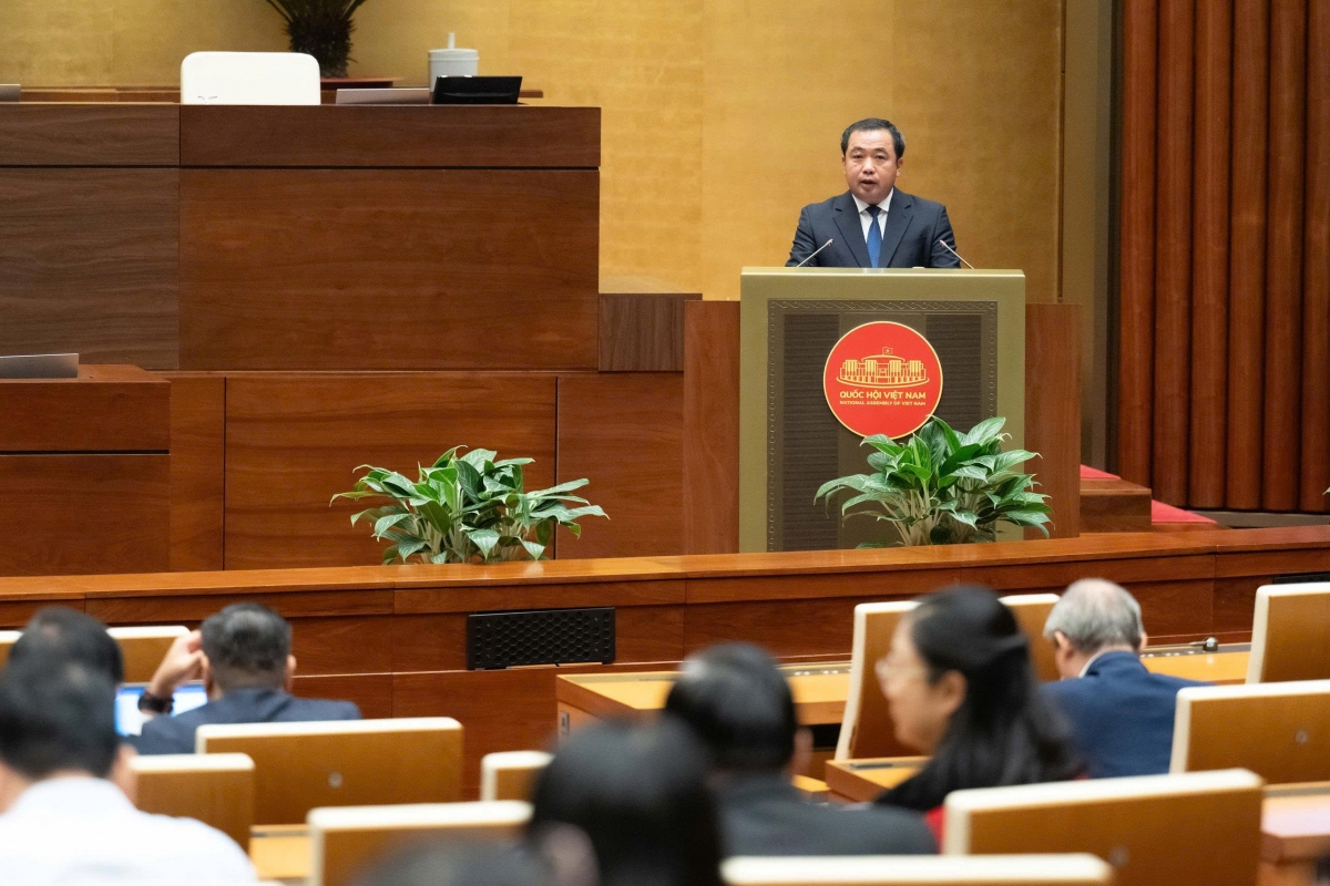 Minister of Agriculture and Environment Tran Duc Thang, on behelf of the Government, presnts the draft resolution on the national target programme before the voting. (Photo: quochoi.vn)