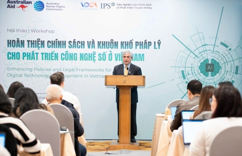Chairman of the Vietnam Digital Communications Association Nguyen Minh Hong addresses the seminar (Photo: Organizers)