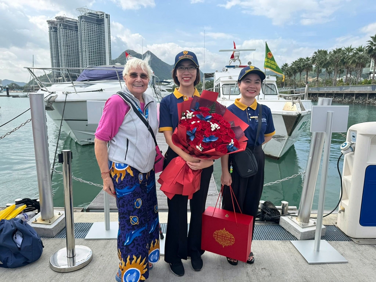 Foreign passengers aboard Costa Serena receives warm welcome upon arrival in Nha Trang. (Photo: nhatrangtourism.org)