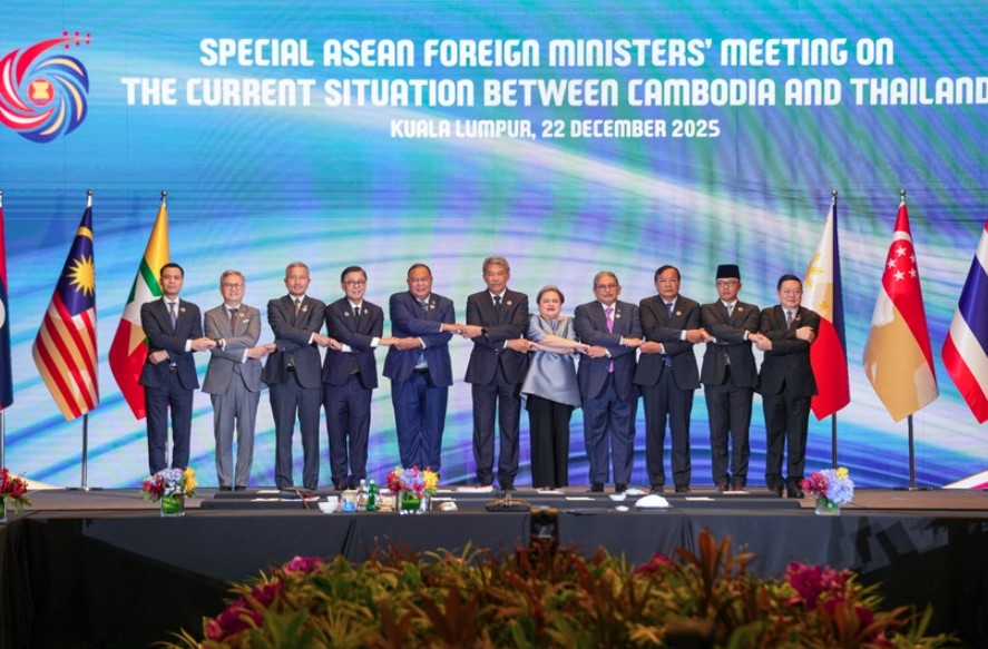 Participants pose for a group photo at the ASEAN foreign ministers’ special meeting on the current situation between Cambodia and Thailand, held in Kuala Lumpur, Malaysia, on December 22. (Photo: Vietnamese Ministry of Foreign Affairs)
