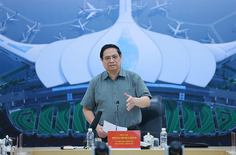 Prime Minister Pham Minh Chinh speaks at a working session with contractors and construction units of the Long Thanh International Airport project on December 14, 2025 (Photo; VNA)