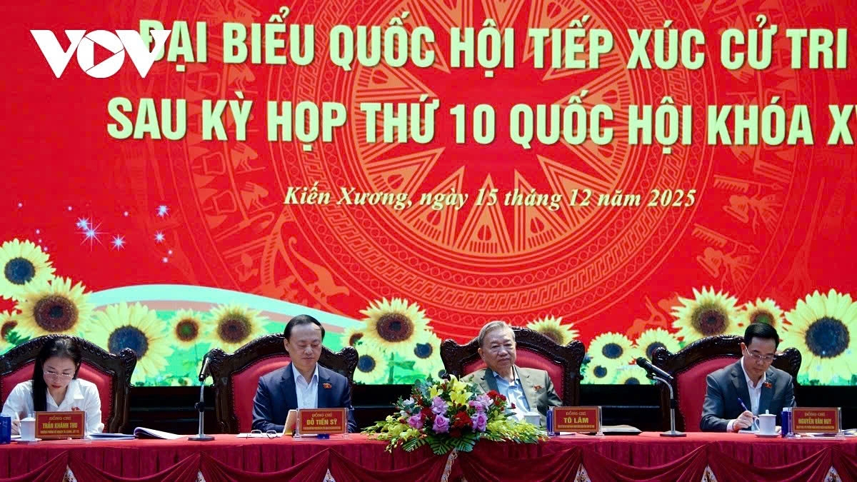 Party General Secretary To Lam (third from left) meets with voters of Hung Yen province on December 15